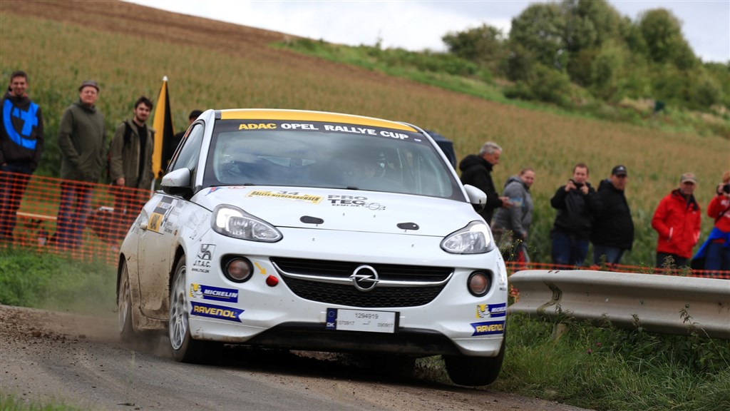 Jacob Madsen letter forhjul i sin Opel ADAM på vejr mod cupsejr sammen med Line Lykke Jensen i Rallye Niedersachsen
(Foto: Opel)